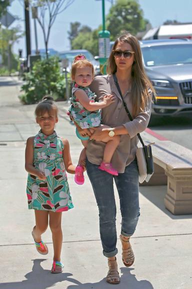 Mãe Jessica Alba em L.A.