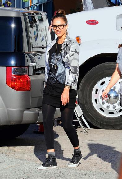 Jessica Alba com look geek