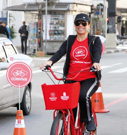 Cissa Guimarães em pedaladas do bem por SP