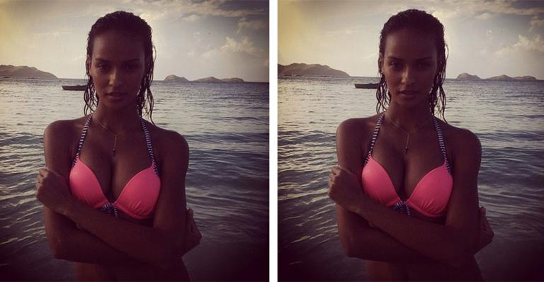 Modelo da Victoria’s Secret posta foto com os cabelos molhados