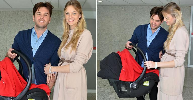 Carol Trentini deixa a maternidade com o primeiro filho, Bento