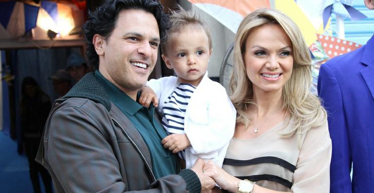 Eliana comemora o aniversário de 2 anos do filho, Arthur, em São Paulo