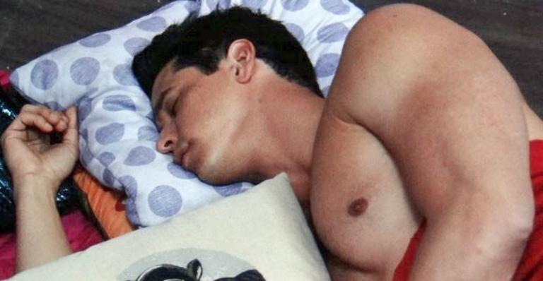 Amor à Vida: Guto dorme na cama de Patrícia e diz que vai se mudar para a casa dela