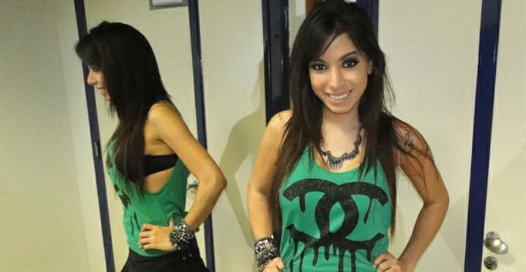 Anitta fala sobre Eduardo Sterblitch : Estamos nos conhecendo