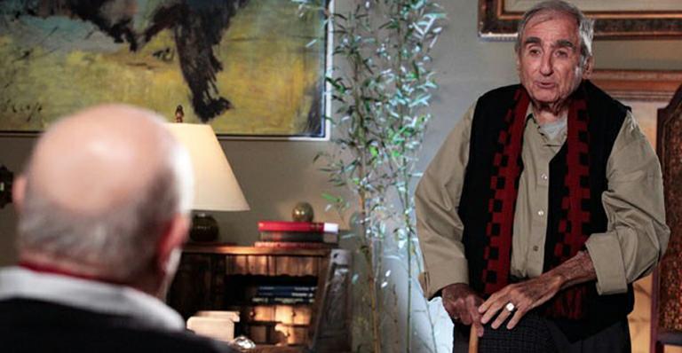 Flor do Caribe: Manolo reencontra com Dionísio e o deixa em saia justa
