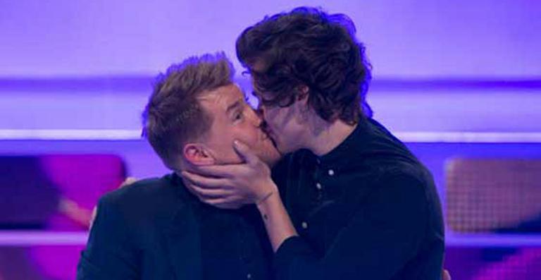 Harry Styles, do One Direction, dá selinho em apresentador de TV