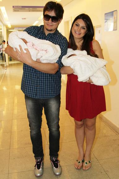 Os pais Leandro e Natalia Guimarães