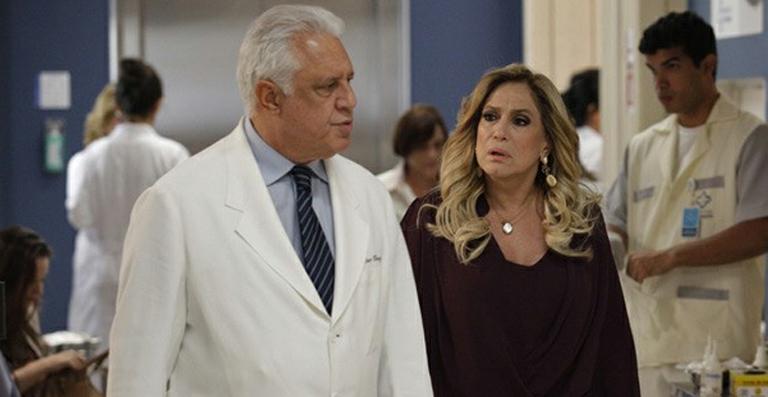 Amor à Vida: Pilar avisa que vai se separar de César quando descobrir a amante