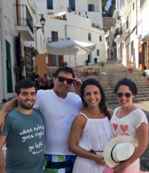 Claudia Tenório curte tour em família