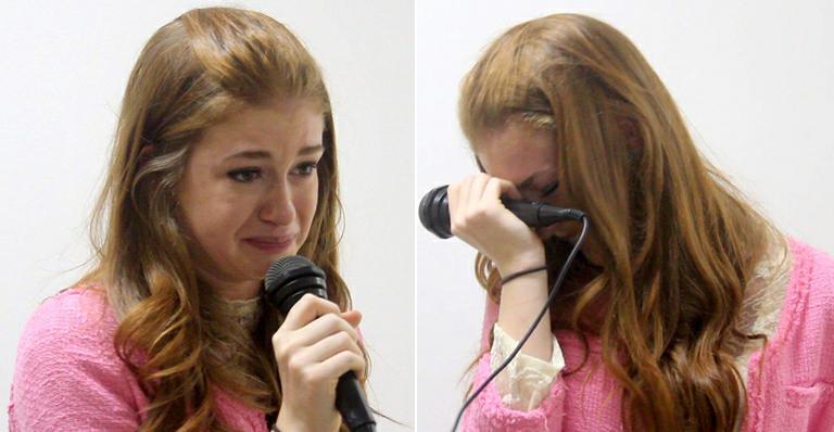 Marina Ruy Barbosa chora durante visita a crianças com câncer