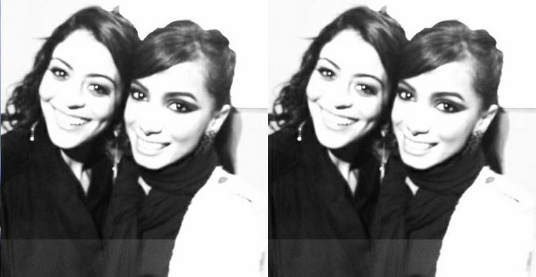Carol Castro tira foto com Anitta nos bastidores do Domingão do Faustão