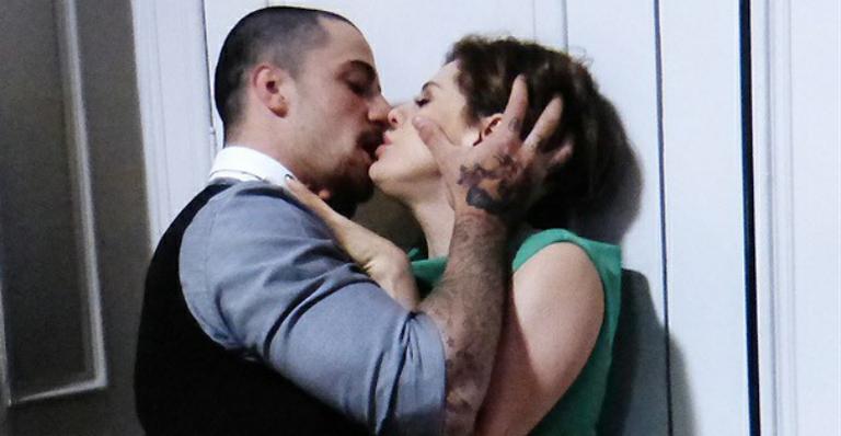 Amor à Vida: Edith vai para a cama com Wagner mais uma vez