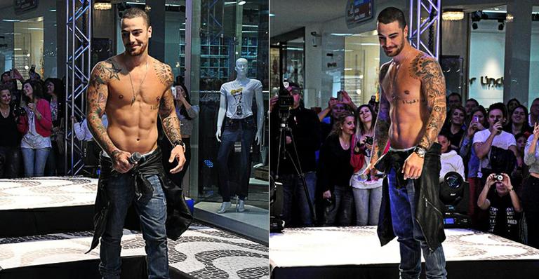 Mordomo de Amor à Vida, Felipe Titto desfila sem camisa em Santa Catarina