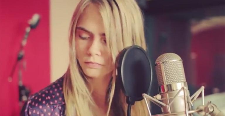 Cara Delevingne mostra seu lado cantora