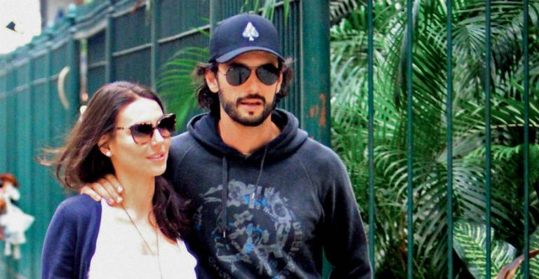 Rodrigo Santoro e Mel Fronckowiak são flagrados juntos pela primeira vez no Brasil. Veja a foto!