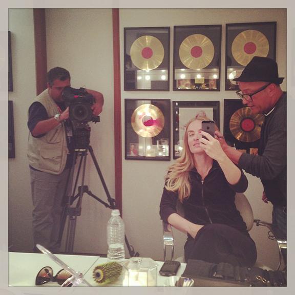 Angélica publica foto sem make em bastidores