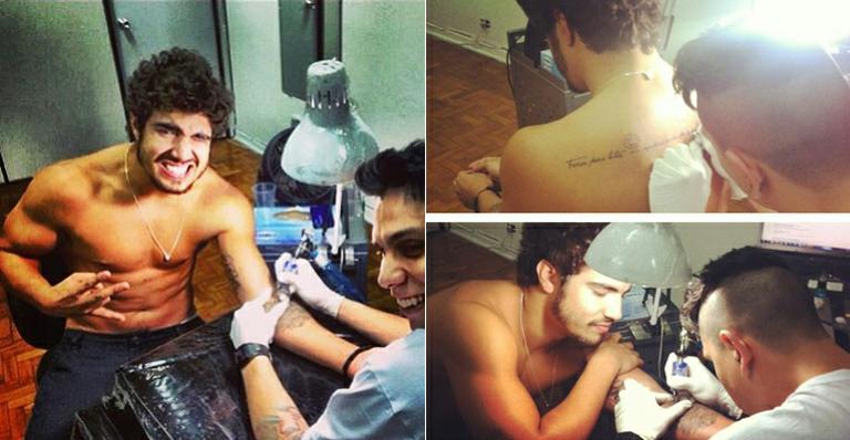 Sem camisa, Caio Castro retoca tatuagem em estúdio de São Paulo e faz cara de dor