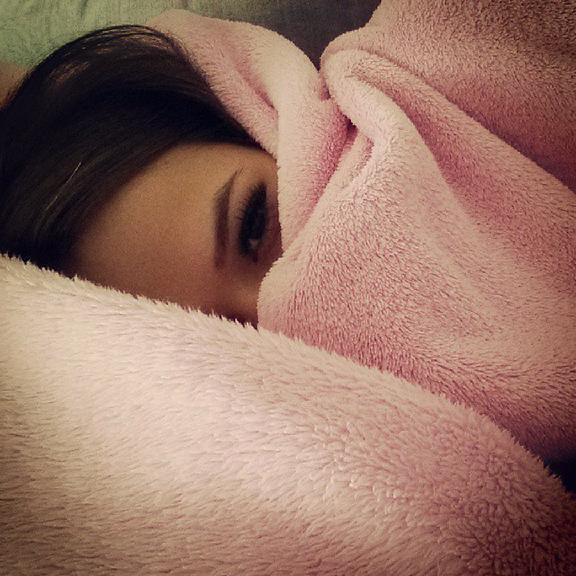 Bruna Marquezine se esconde do frio e deixa seguidores com inveja