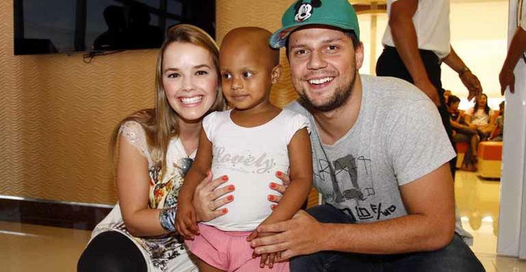 Thaeme e Thiago visitam crianças com câncer em hospital de Barretos