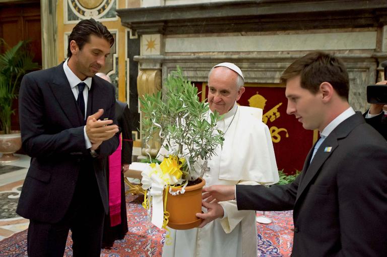 Papa Francisco recebe Buffon e Messi no Vaticano