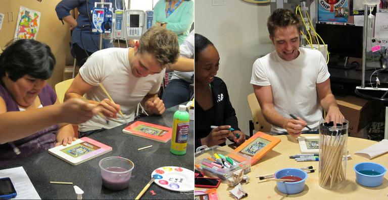 Robert Pattinson visita crianças em hospital de Los Angeles e se diverte em aula de artes