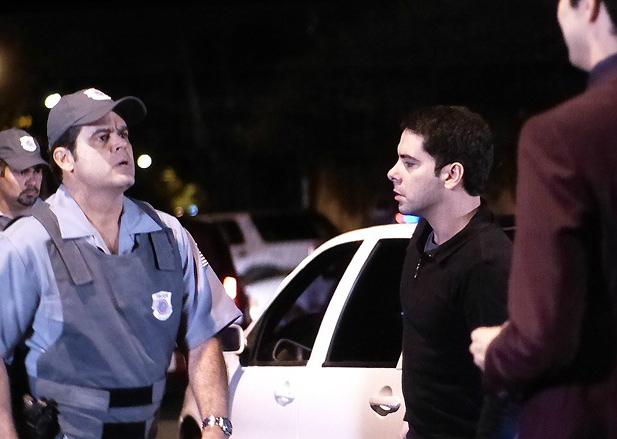 Amor à Vida: Félix passa cantada em policial para tentar não levar multa e quase é preso