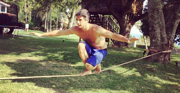 Márcio Garcia mostra equilíbrio em foto praticando slackline