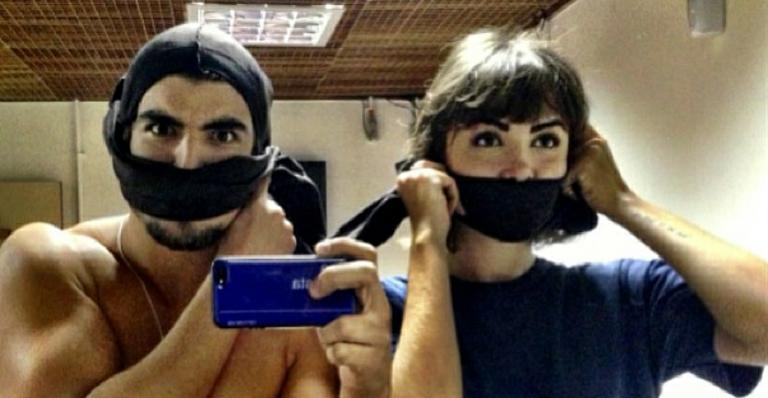 Caio Castro e Maria Casadevall brincam em foto