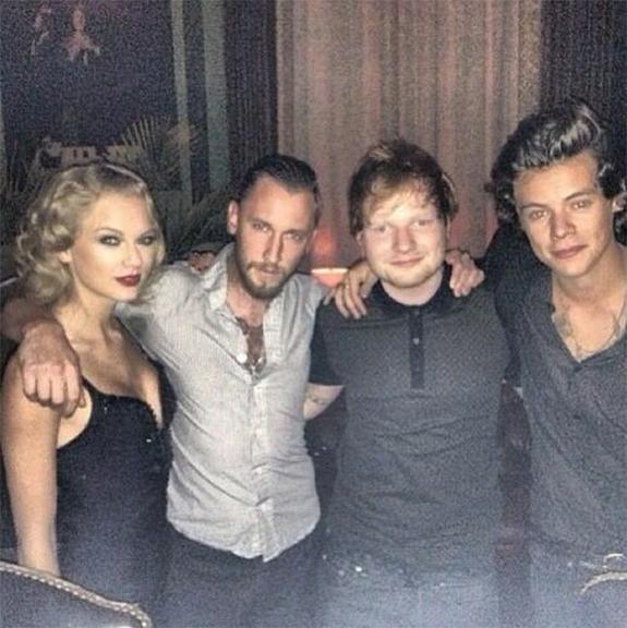 Taylor Swift posa com Harry Styles após alfinetar o ex no VMA
