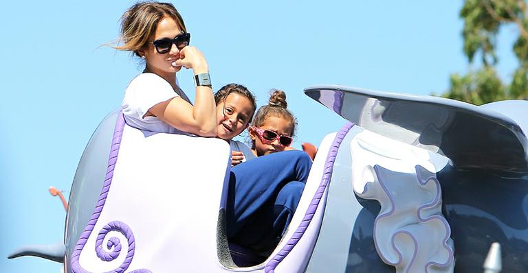 Jennifez Lopez se diverte com os filhos Max e Emme na Disney