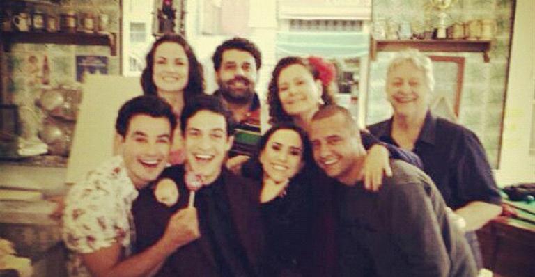 Tatá Werneck posa com elenco de Amor à Vida: Já peguei um deles