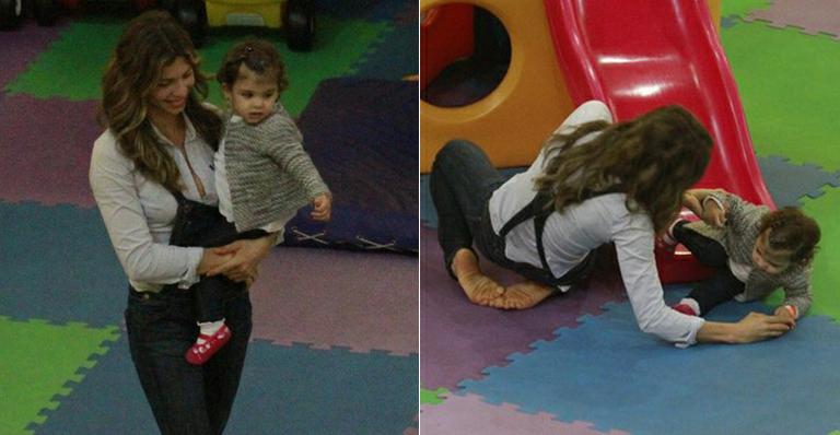 Grazi Massafera se diverte com Sofia em shopping no Rio de Janeiro