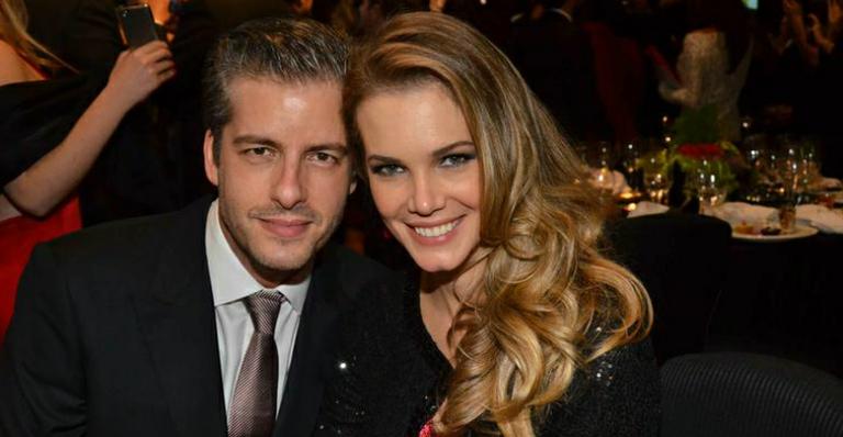 Após 6 meses de casamento, cantor Victor anuncia separação