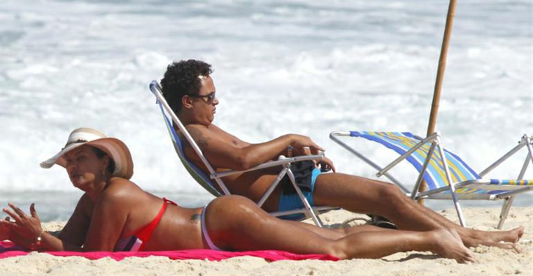 Após perder 38 quilos, Solange Couto vai à praia de biquíni: Me via muito feia antes de emagrecer