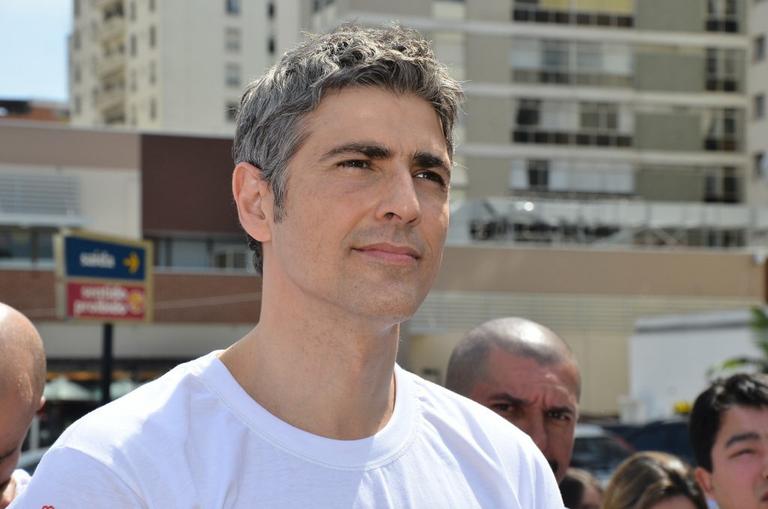 Reynaldo Gianecchini se desculpa com fãs que o abordaram em show