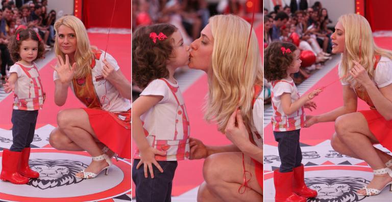 Stella, filha de Letícia Spiller, rouba a cena em desfile