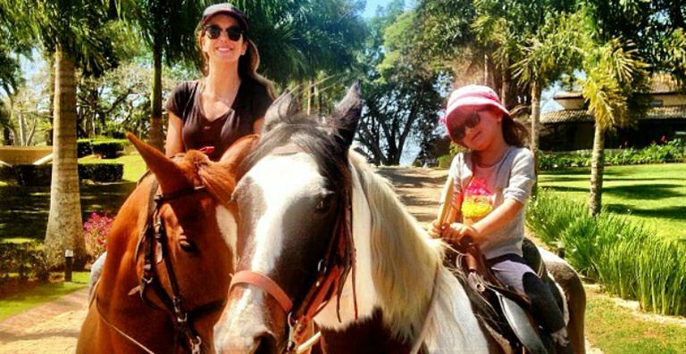 Ticiane Pinheiro se diverte com a filha, Rafaella Justus, em fazenda