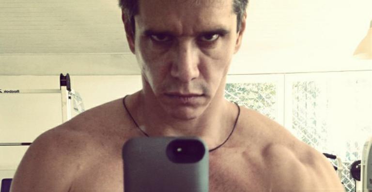 Márcio Garcia exibe a boa forma na academia