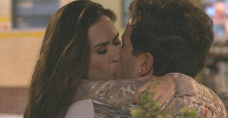 Amor à Vida: Valdirene não resiste e faz despedida de solteira com Carlito