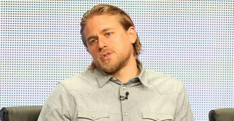 Charlie Hunnam deixou filme ’50 Tons de Cinza’ para se dedicar a seriado na TV