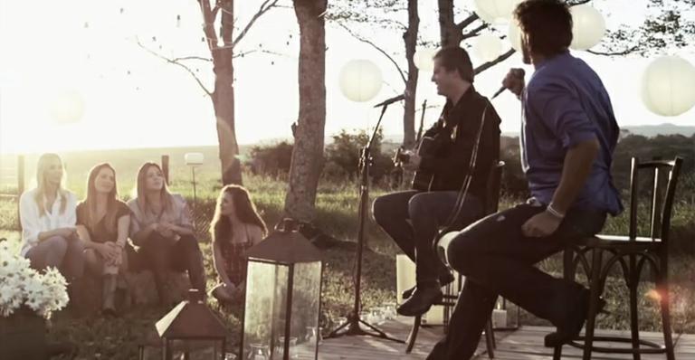 Recém-separado, Victor lança clipe com Leo sobre história de amor
