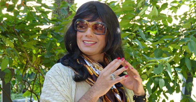 Otaviano Costa se veste de mulher e ensina como se faz uma boa briga feminina