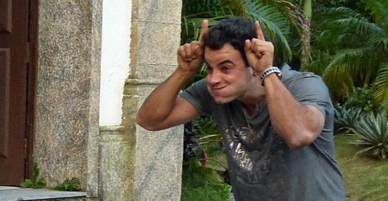 Amor à Vida: Carlito zomba de noivo de Valdirene após casamento fracassado