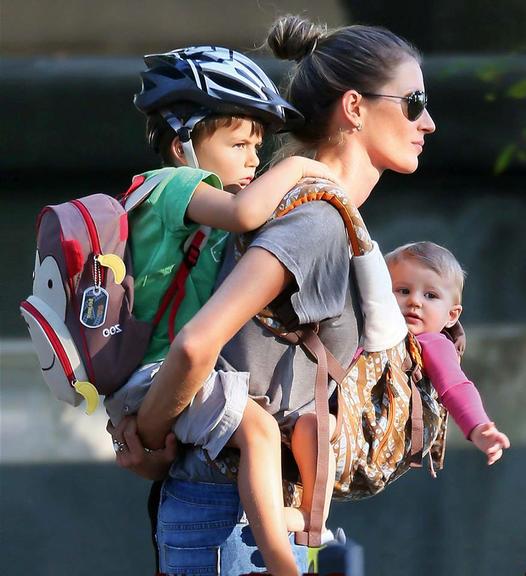 Gisele Bündchen é um modelo de mãe e mostra plena realização em família