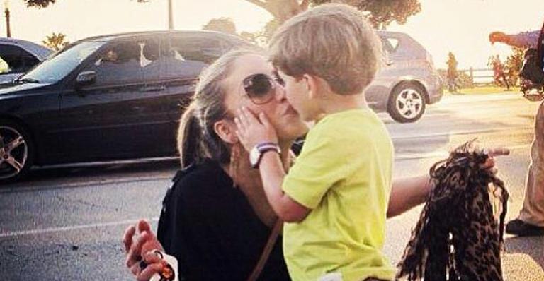 Claudia Leitte mostra todo seu amor pelo filho e dá um selinho em Davi