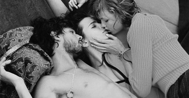 Brasileiro protagoniza editorial sexy com tops