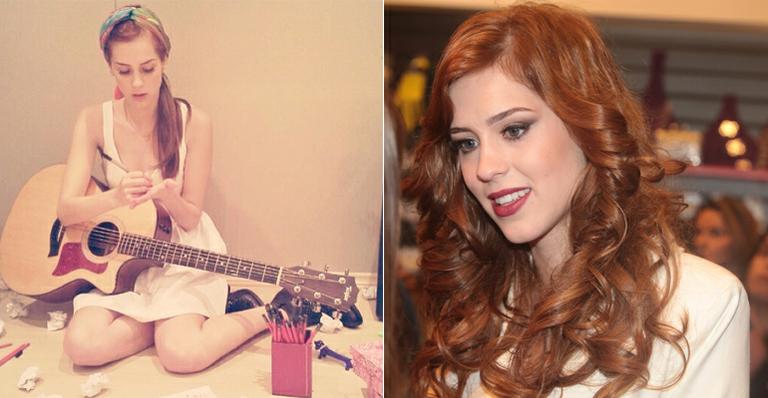 Sophia Abrahão publica foto compondo nova música sentada no chão