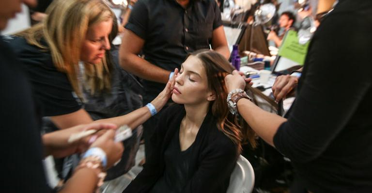 NYFW: Suno traz make simples e unhas laranja cenoura