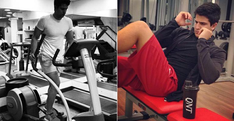 Enzo Celulari, filho de Edson com Claudia Raia, malha na academia em sua casa