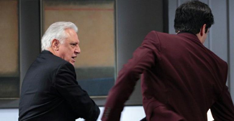 Amor à Vida: César confirma roubo e dá tapa na cara de Félix
